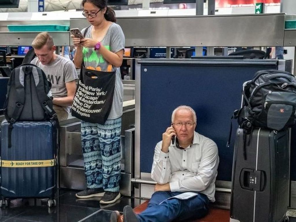 Kisah Puluhan WNI Terjebak di Bandara Hong Kong Kisah Puluhan WNI Terjebak di Bandara Hong Kong
