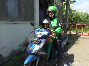 Kisah Musdalifah, Driver Ojol yang Terpaksa Bawa Anaknya Bekerja