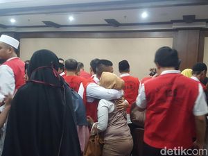 Keluarga 29 Terdakwa Pembantu Perusuh 22 Mei Menangis Usai Sidang Keluarga 29 Terdakwa Pembantu Perusuh 22 Mei Menangis Usai Sidang