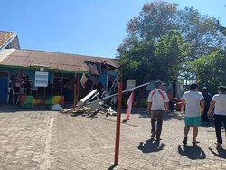 Tower Roboh Timpa Gedung SD di Sulsel, 8 Murid Luka-luka