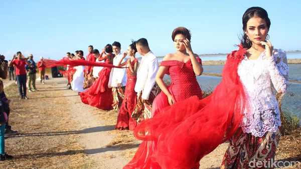 Lenggak-lenggok Model Cantik di Tanggul Penahanan Lumpur