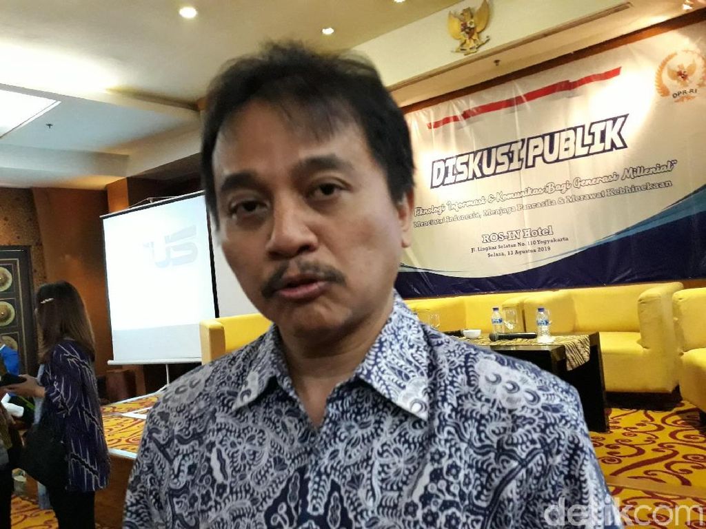 Roy Suryo Vaksinasi COVID di Kemenpora Lalu Singgung Hoax Panci Roy Suryo Vaksinasi COVID di Kemenpora Lalu Singgung Hoax Panci