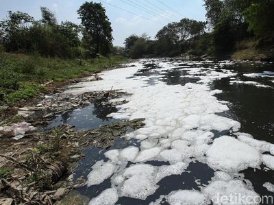 Gawat! Aliran Sungai CBL Bekasi Tercemar Limbah