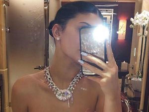 Kylie Jenner Dihadiahi Kalung Bentuk Bibir, Harganya Bikin Melongo