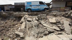 Parah! 3 Bulan Rusak, Jalan di Cibitung Ini Tak Kunjung Diperbaiki
