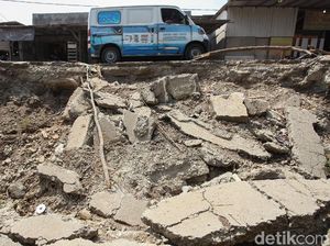 Parah! 3 Bulan Rusak, Jalan di Cibitung Ini Tak Kunjung Diperbaiki