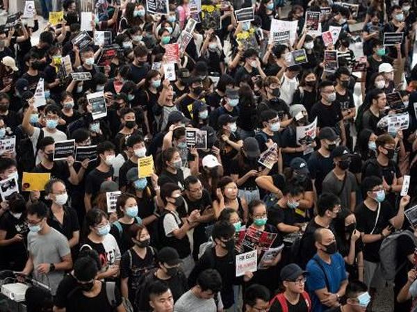 Demonstran Kembali Banjiri Bandara Hong Kong, Penumpang Marah