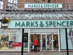 Ekonomi Suram, Peritel Inggris Minta Pemerintah Bekukan Pajak dan Pungutan