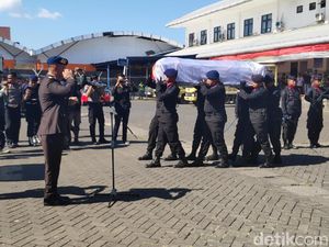 Tiba di Makassar, Jenazah Briptu Hedar Langsung Dibawa ke Kampung Halaman Tiba di Makassar, Jenazah Briptu Hedar Langsung Dibawa ke Kampung Halaman