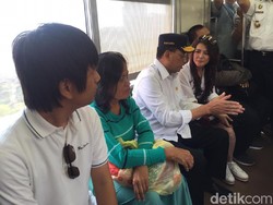 Budi Karya Naik KRL ke Bekasi Bareng Rian DMasiv dan Vlogger Cantik