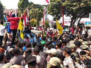 Tak Mau Pindah Jualan, PKL Demo di Lokasi Pelantikan DPRD Garut Tak Mau Pindah Jualan, PKL Demo di Lokasi Pelantikan DPRD Garut