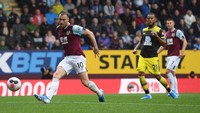 Satu dari tiga tempat di lini depan dihuni penyerang Burnley, Ashley Barnes. Barnes bikin dua dari tiga gol timya saat menghajar Southampton. (Foto: Stu Forster/Getty Images)