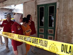 Adegan Sadis Ibu Hajar Anak Kandung hingga Tewas Direkonstruksi