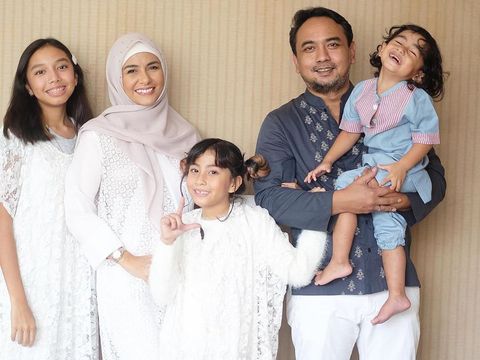 Meisya Siregar bersama keluarga