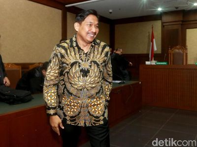 Senyum Bowo Sidik Saat Jalani Sidang Dakwaan Suap dan Gratifikasi
