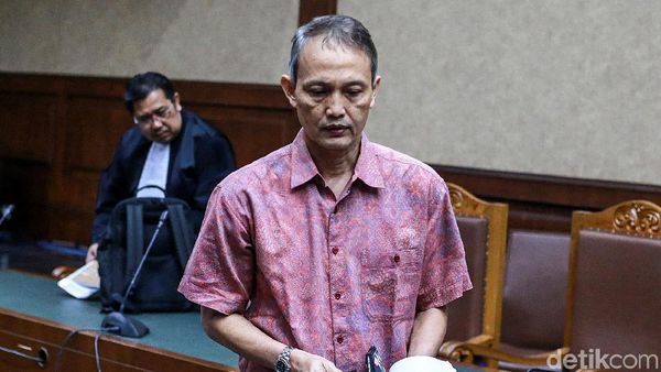 Ekspresi Eks Direktur Krakatau Steel saat Jalani Sidang Perdana