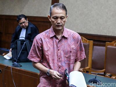 Ekspresi Eks Direktur Krakatau Steel saat Jalani Sidang Perdana