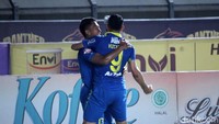 Gol kedua Persib datang di menit ke-24. Hampir sama dengan gol pertama, Esteban Vizcarra merobek gawang Nadeo Argawinata lewat sundulan, memanfaatkan umpan terukur Febri Hariyadi. Skor 2-0 bertahan hingga jeda.