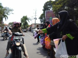 Pelaku UMKM Banyuwangi Bagikan Ratusan Produknya Secara Gratis