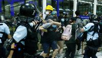 Polisi Bubarkan Para Pedemo Bandara Hong Kong