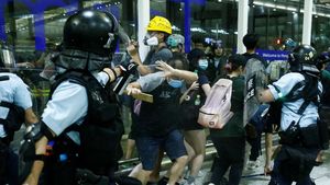 Polisi Bubarkan Para Pedemo Bandara Hong Kong