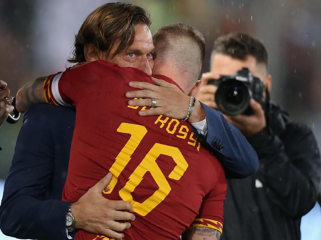 Dzeko: Ada yang Hilang dari Roma Selepas Kepergian Totti dan De Rossi Dzeko: Ada yang Hilang dari Roma Selepas Kepergian Totti dan De Rossi