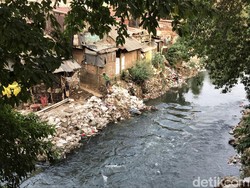 Penduduk Sekitar Bantaran Harap Ada Normalisasi Kali Ciliwung