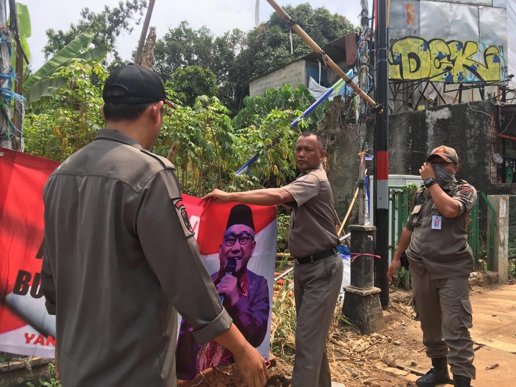 Spanduk Tolak Lagu Lampu Merah Dicopot, Kasatpol PP: Ganggu Keindahan Spanduk Tolak Lagu Lampu Merah Dicopot, Kasatpol PP: Ganggu Keindahan