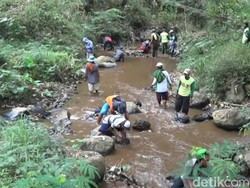 Petani Empat Desa di Pasuruan Rela Jalan Kaki 10 KM Cari Sumber Air