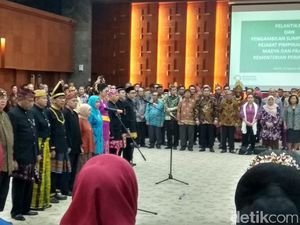 Berbaju Adat, Airlangga Lantik Pejabat Kemenperin