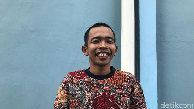 Dede Sunandar jualan cireng