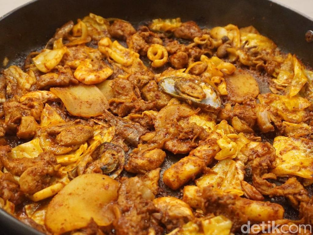 Halo Dakgalbi: Huaah! Tersengat Seafood Dak Galbi Super Pedas Halo Dakgalbi: Huaah! Tersengat Seafood Dak Galbi Super Pedas