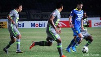 Bertanding di Stadion Si Jalak Harupat, Kab. Bandung, Rabu (14/8/2019), Persib sempat di atas angin pada babak pertama. Tuan rumah bisa unggul dua gol lebih dulu.