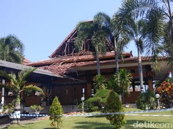 Diduga Termakan Usia, Atap Pendopo Paramsaya Bantul Runtuh