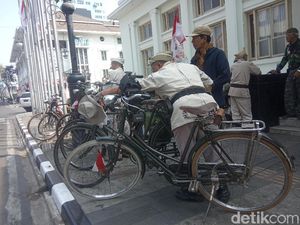 Sambut HUT RI, Komunitas Ontel Keliling Bandung