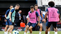 Para pemain Chelsea tampak serius menjalani latihan persiapan melawan Liverpool. Reuters/Kemal Aslan.