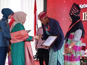 Mufidah Kalla Serahkan Bantuan Rp 150 Juta untuk Perajin di Lombok Mufidah Kalla Serahkan Bantuan Rp 150 Juta untuk Perajin di Lombok