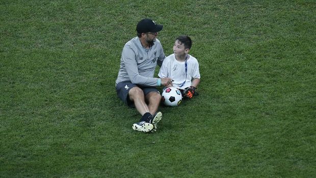 Jurgen Klopp saat berbincang dengan anak difabel usai Liverpool juara Piala Super Eropa. (