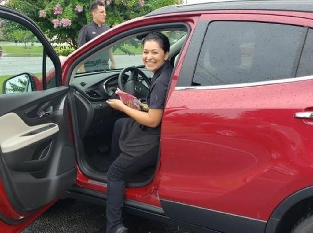 Wouw, Pelayan Ini diberi Tip Mobil 2019 Buick Encore Oleh Pengunjung Resto Wouw, Pelayan Ini diberi Tip Mobil 2019 Buick Encore Oleh Pengunjung Resto