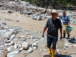 Ada Longsor, Bantuan Air Bersih untuk Korban Banjir Sigi Terhambat