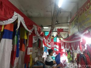 Pedagang Pernak-pernik 17-an Ngeluh Order Turun 50% Pedagang Pernak-pernik 17-an Ngeluh Order Turun 50%