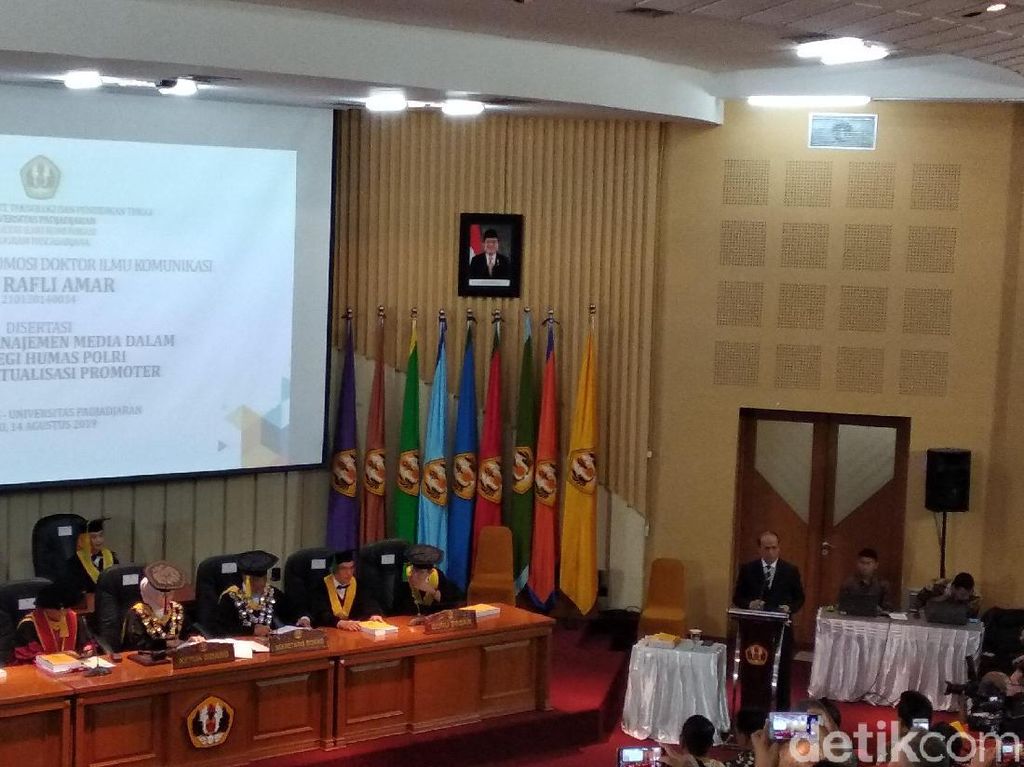 Kapolri Cecar Irjen Boy Rafli dengan Pertanyaan di Sidang S3 Unpad Kapolri Cecar Irjen Boy Rafli dengan Pertanyaan di Sidang S3 Unpad