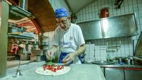 Mencicipi Pizza Klasik di Gerai Pizza Pertama Dunia yang Ada Sejak 1738