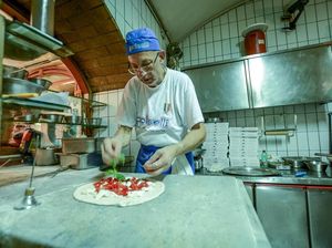 Mencicipi Pizza Klasik di Gerai Pizza Pertama Dunia yang Ada Sejak 1738