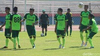 Bejo mengklaim semua pemain dalam kondisi fisik sip dan siap main, kecuali Hansamu Yama. Dia harus menjalani hukuman akumulasi kartu saat pertandingan Persebaya dan Madura United.
