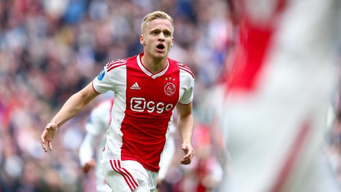 AMSTERDAM, NETHERLANDS - MAY 12: Donny Van de Beek of Ajax celebrates after scoring his teams second goal during the Eredivisie match between Ajax and Utrecht at Johan Cruyff Arena on May 12, 2019 in Amsterdam, Netherlands. (Photo by Dean Mouhtaropoulos/Getty Images)