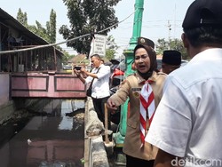 Sidak Irigasi Penuh Sampah, Bupati Brebes: Masa Saya Harus Turun?