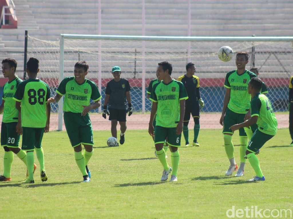 Persebaya Segera Cari Pengganti Djanur, Pelatih Lokal atau Asing? Persebaya Segera Cari Pengganti Djanur, Pelatih Lokal atau Asing?