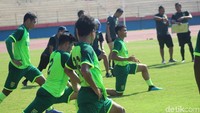 Pemain berlatih di bawah asuhan Bejo, yang sebelumnya menjadi asisten Djanur. Bejo menyadari tugasnya tak hanya menyiapkan taktik, namun sekaligus mengangkat mental pemain. 
