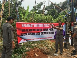 Satpol PP Depok Copot Spanduk Penolakan Lagu Lampu Merah